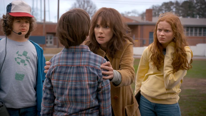 سریال Stranger Things با زیرنویس فارسی چسبیده بدون سانسور
