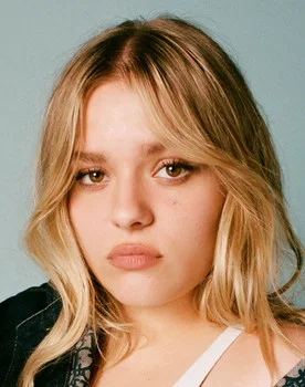 Maisy Stella